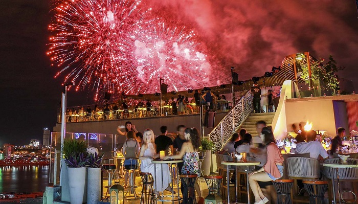Bạn nên đặt chỗ trước để có vị trí đẹp tại Điểm ngắm pháo hoa ở Đà Nẵng
