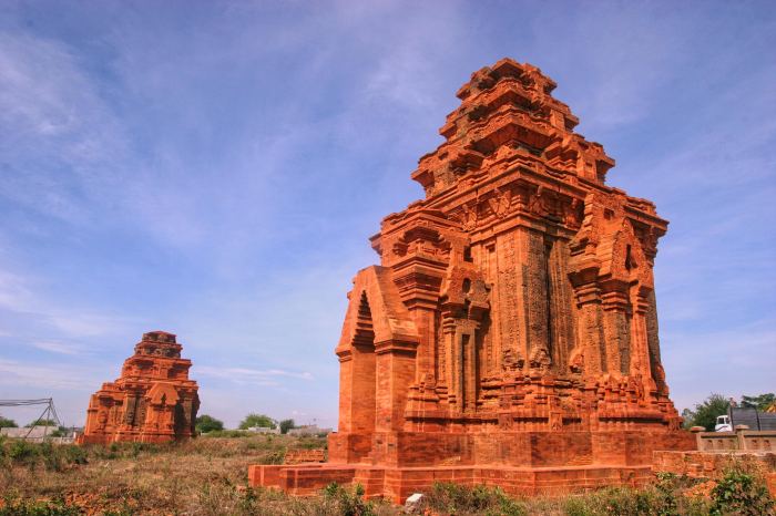 tháp Hoà Đa gần cánh đồng điện gió Đầm Nại Ninh Thuận tháp Hoà Đa gần cánh đồng điện gió Đầm Nại Ninh Thuận