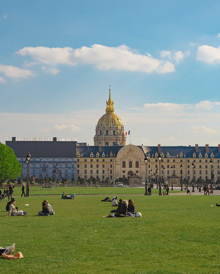 Di chuyển tới điên Invalides châu âu bằng tàu điện ngầm (Métro)