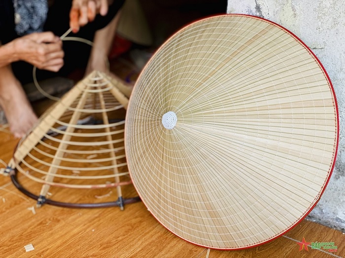 Bạn có thể mua nón về làm quà cho người thân sau chuyến Du lịch Đồng Lạc Hà Nội