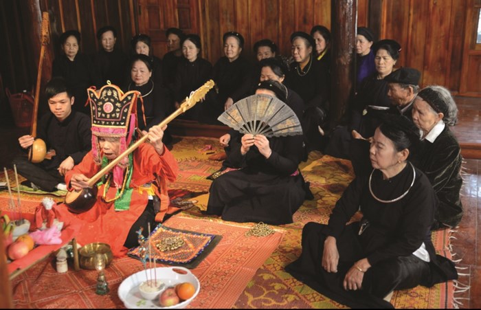 Đến khu di tích Tân Trào, bạn có cơ hội được tham gia các hoạt động văn hóa như hát Then. 