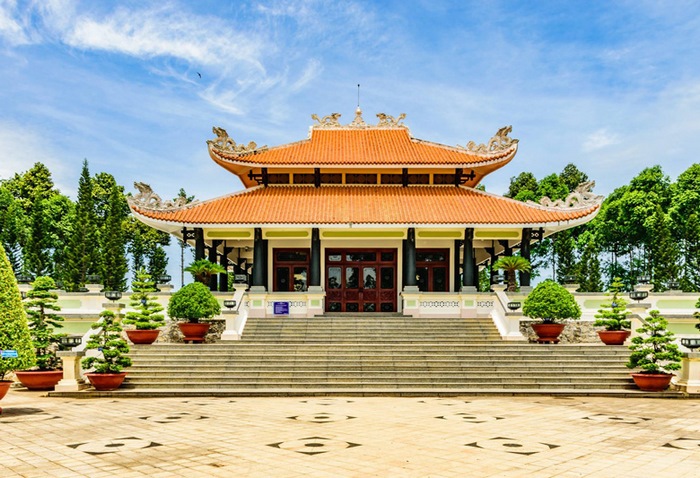 Hàng năm, rất nhiều người đổ về đây, để dâng hương tưởng niệm ghi nhớ công ơn của Bác Tôn. 