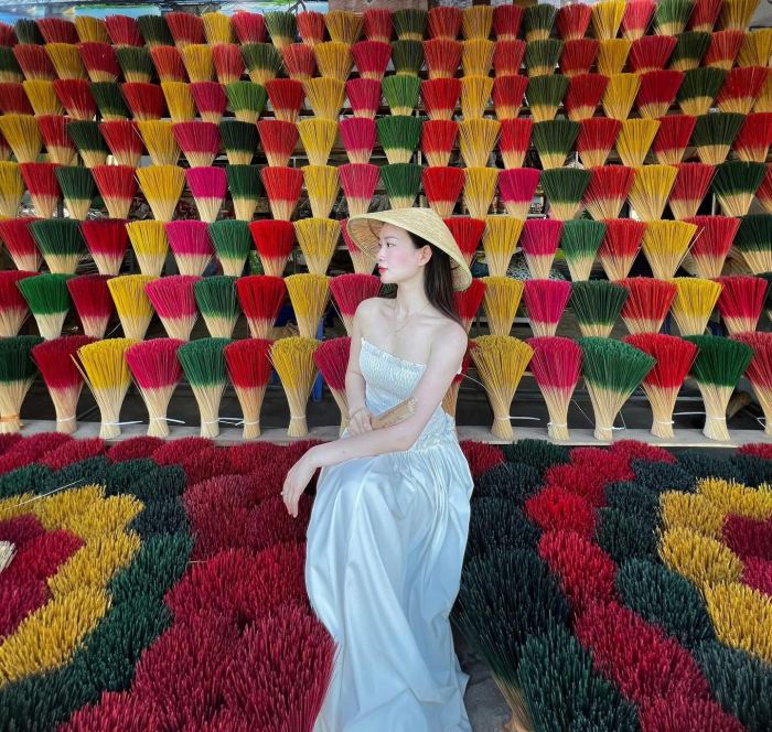 sống ảo ở làng hương Thuỷ Xuân Huế 