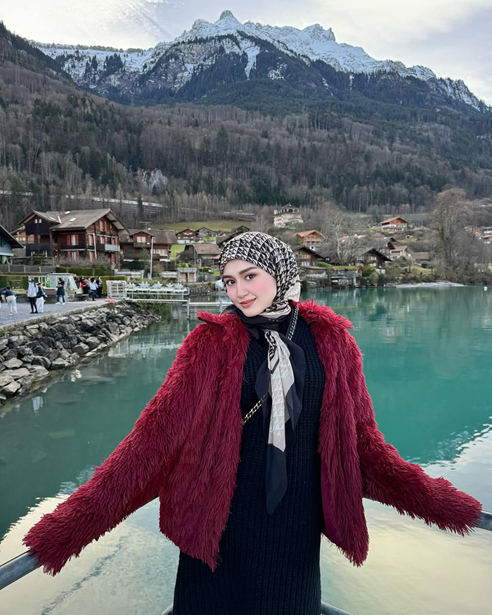 Di chuyển bằng xe buýt từ Interlaken đến làng Iseltwald châu Âu