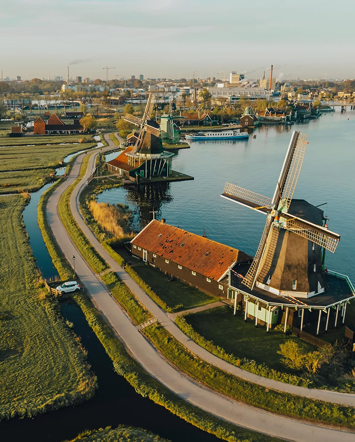 Mùa đông (tháng 12 - tháng 2) tại làng Zaanse Schans châu Âu