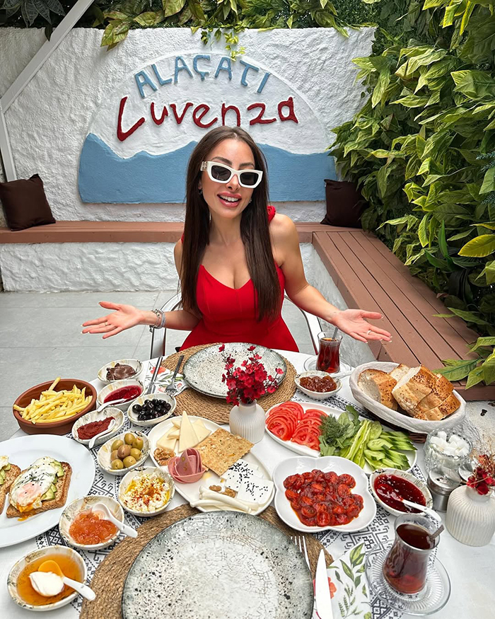 Các quán cà phê và boutique ven đường