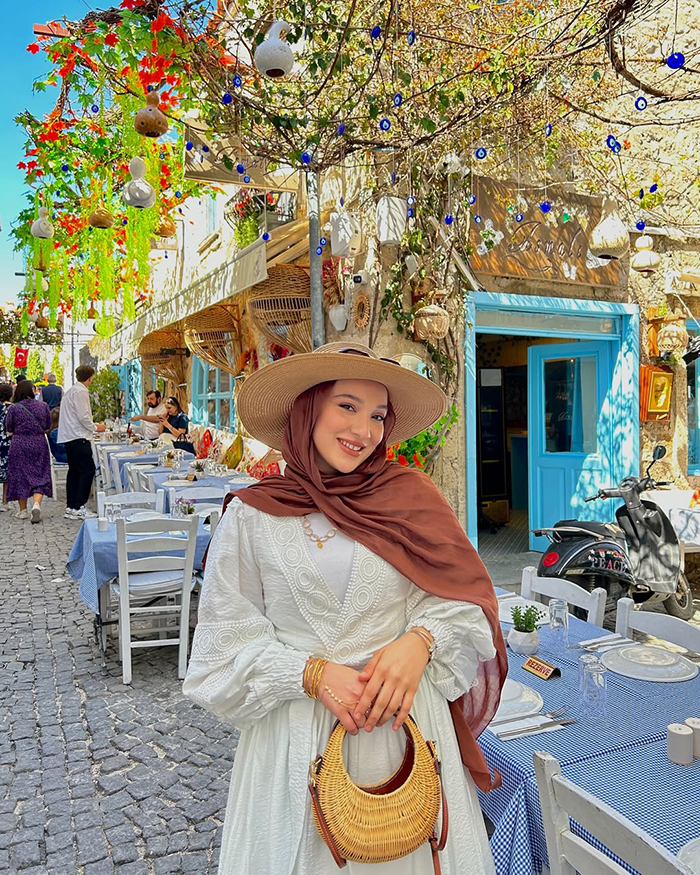 Đi xe buýt đến ngôi làng Alacati Thổ Nhĩ Kỳ