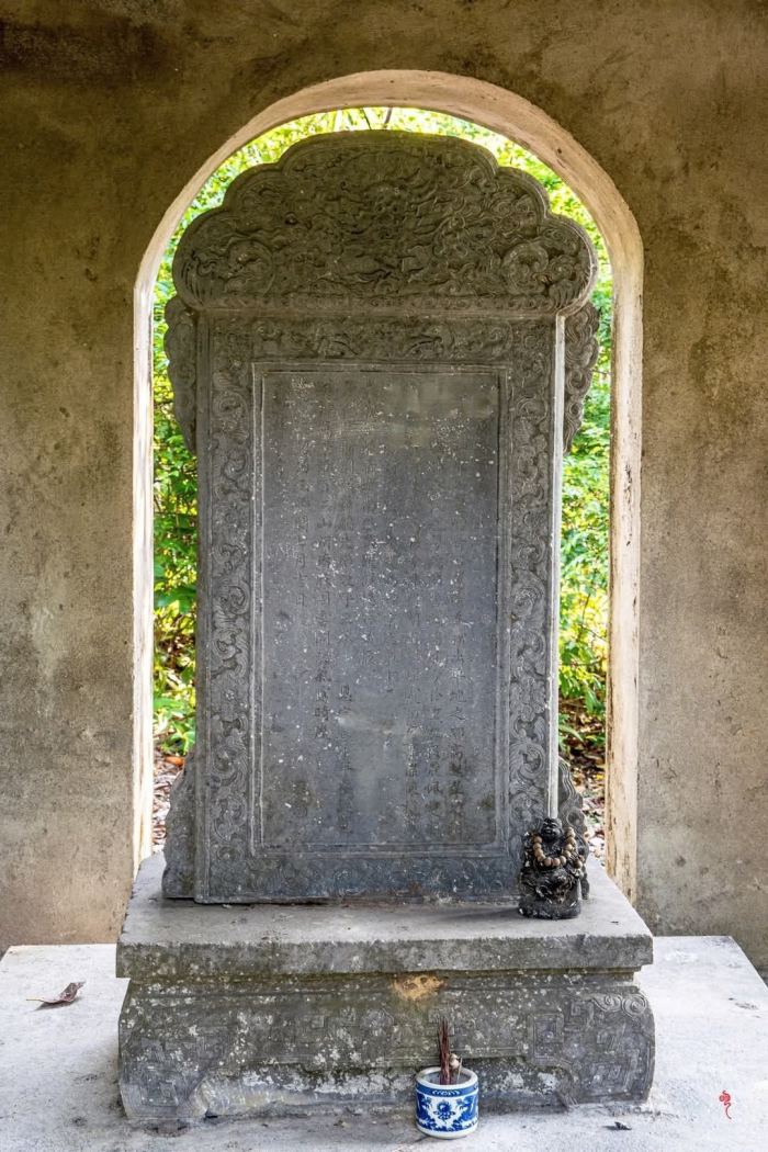 bia cổ núi Ngự Bình Huế bia cổ núi Ngự Bình Huế