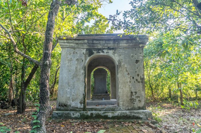 bia cổ núi Ngự Bình Huế bia cổ núi Ngự Bình Huế