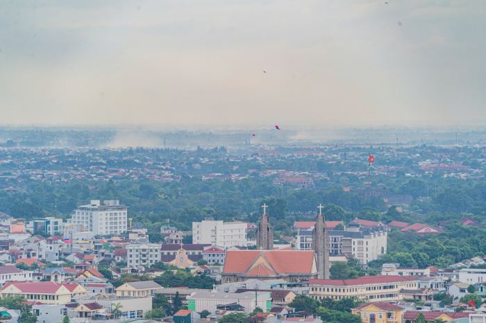 view từ núi Ngự Bình Huế view từ núi Ngự Bình Huế