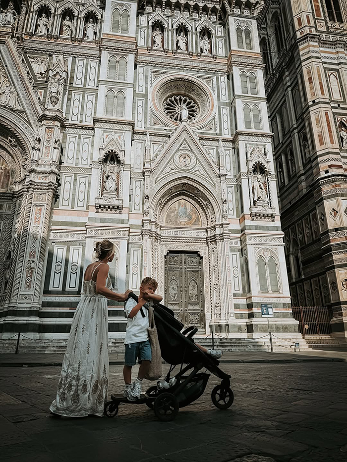 Không gian quảng trường piazza duomoroojng rãi