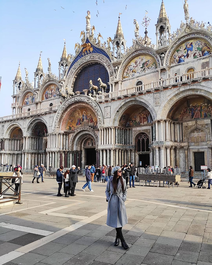 Cho chim bồ câu ăn tại quảng trường san marco châu âu