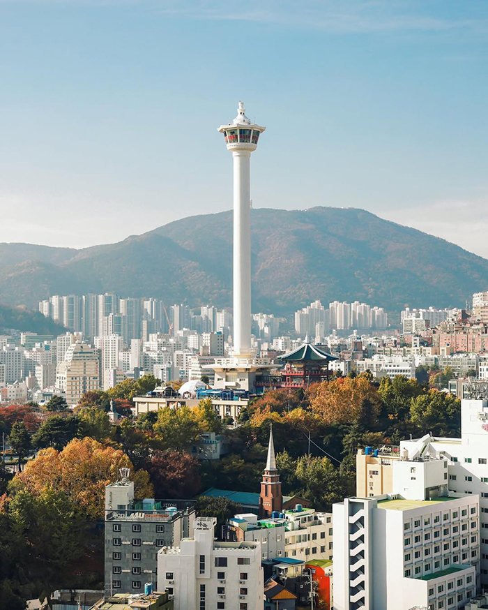 Tháp busan tower nằm trong Công viên Yongdusan