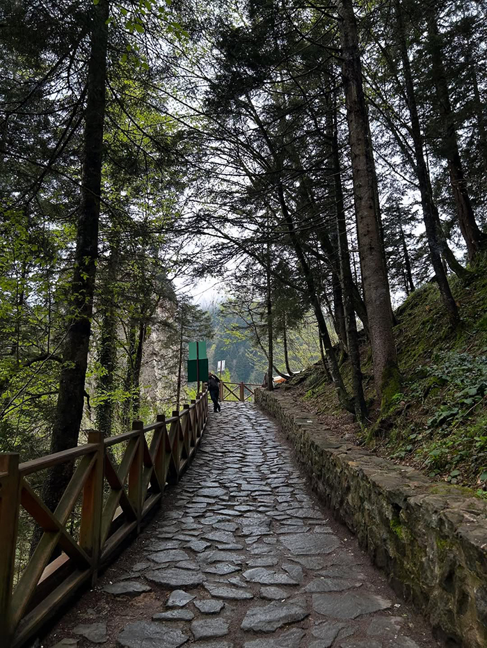 Cầu đá cổ dẫn vào tu viện sumela thổ nhĩ kỳ