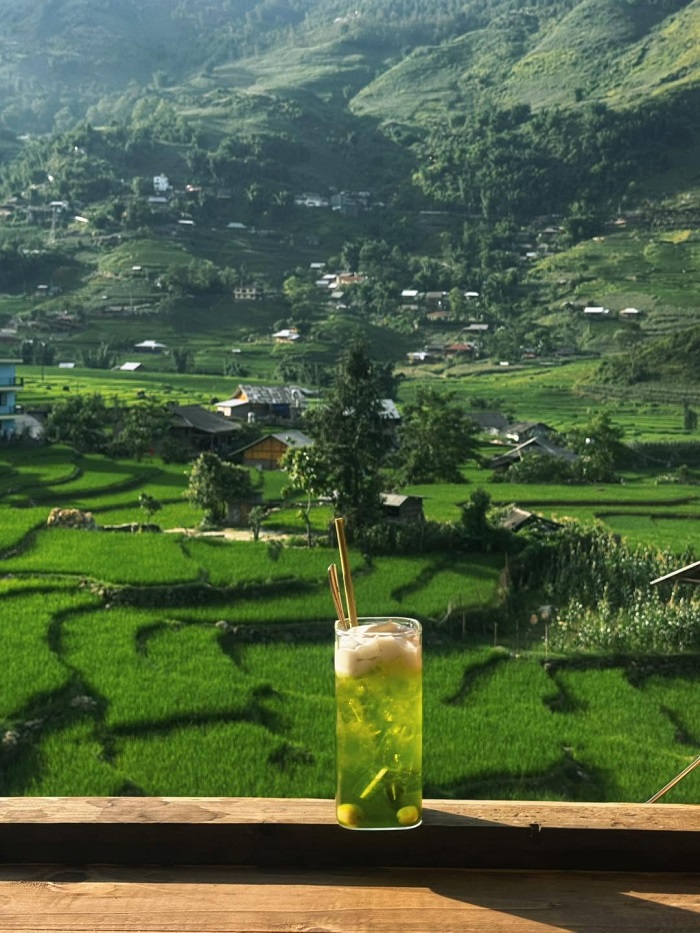 Lá Coffee Sapa có không gian trong nhà và ngoài trời