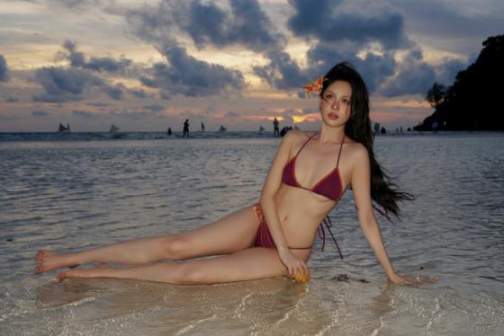 Ngọc Trinh “thắp sáng” đảo Boracay: Màn phô diễn đường cong khẳng định vị thế “nữ hoàng nội y”