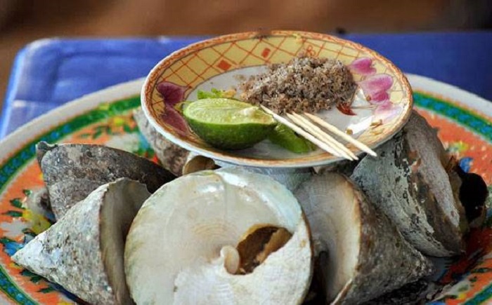 Ốc vú nàng Côn Đảo ăn kèm với muối tiêu chanh