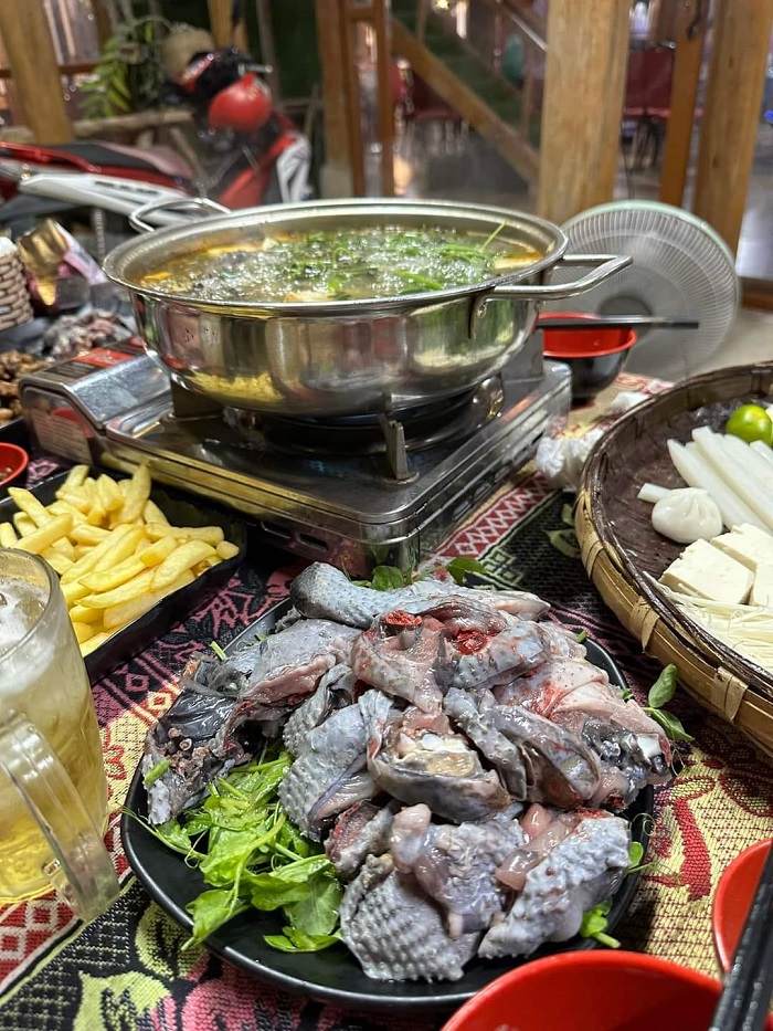 Bữa tối xì xụp với lẩu gà đen tại địa chỉ quán ăn ngon ở Đồng Văn