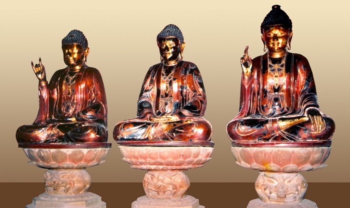 Bộ tượng Tam Thế Phật trong chùa Sùng Nghiêm Diên Thánh gây ấn tượng khi du lịch Hậu Lộc Thanh Hóa