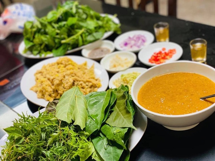 Thưởng thức gỏi cá nhệch Ninh Bình cùng các loại rau sống giúp món ăn bớt ngấy