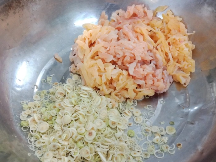 Để làm gỏi cá nhệch Ninh Bình cần phải trải qua nhiều công đoạn đòi hỏi kinh nghiệm từ người đầu bếp