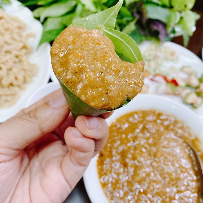 Cách ăn gỏi cá nhệch Ninh Bình cũng khá cầu kỳ và tinh tế