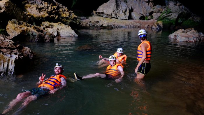 trong hang Trạ Ang