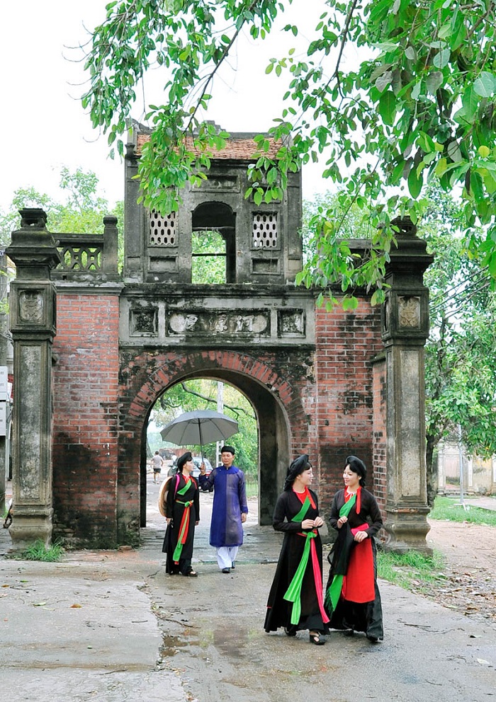 Do nằm gần Hà Nội nên việc di chuyển tới làng Thổ Hà Bắc Giang không mấy khó khăn