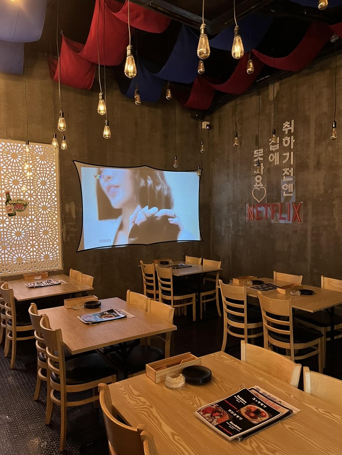 nhà hàng Hàn mới mở ở TP HCM TEBA restaurant chiếu phim phục vụ thực khách