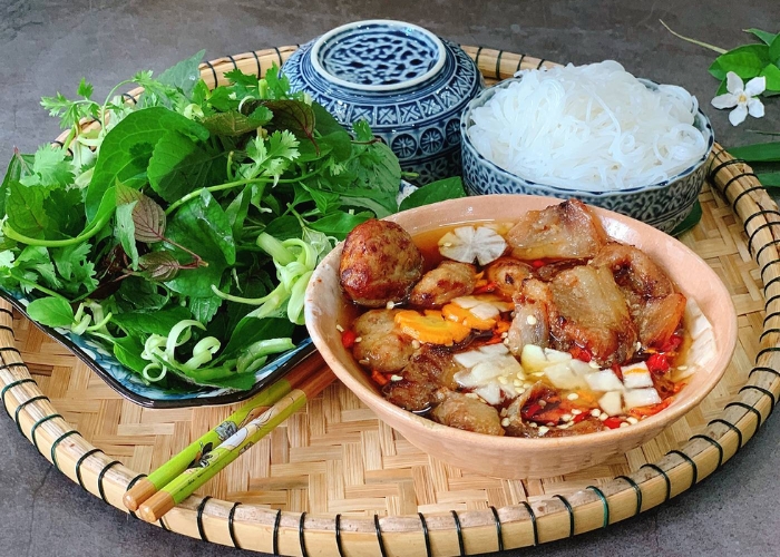 Quán bún chả ngon ở Hà Nội - Bún chả Mai Hắc Đế nổi tiếng với hương vị bún chả đậm đà thơm ngon