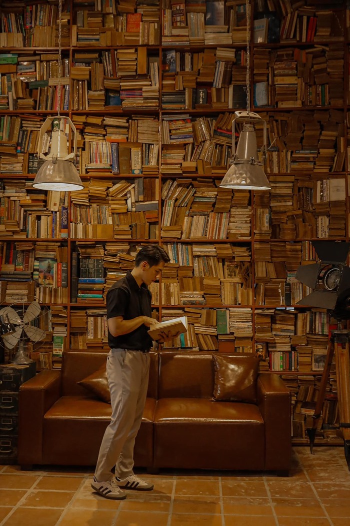 Bức tường sách tại quán cà phê mới ở TP HCM được nhiều bạn trẻ săn đón check-in 