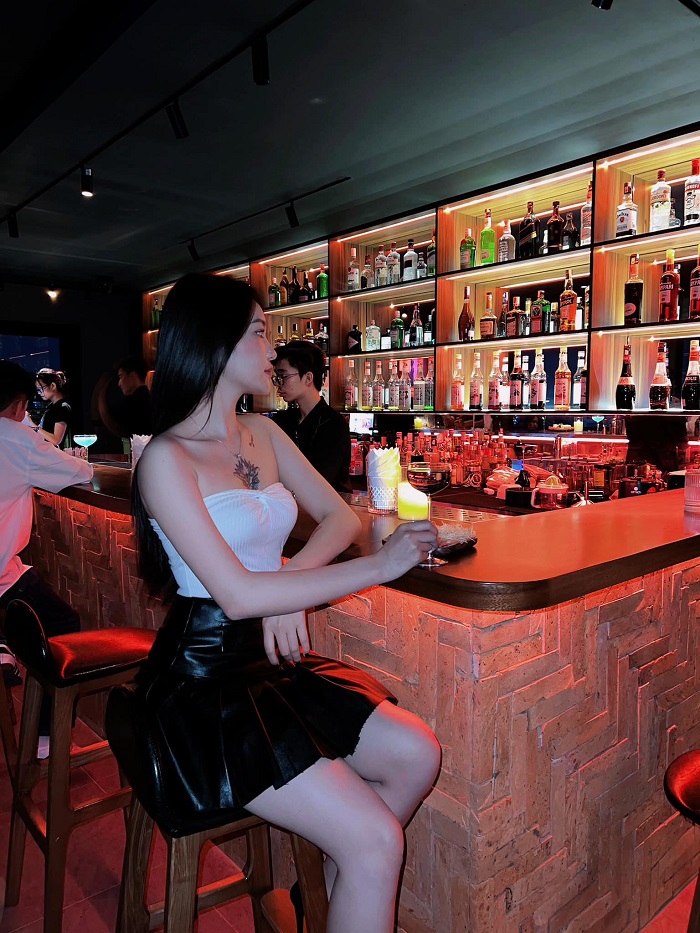 Tới Quán cà phê sang chảnh ở Quận Cầu Giấy bạn có thể chọn những trang phục màu sáng để lên ảnh cực nổi