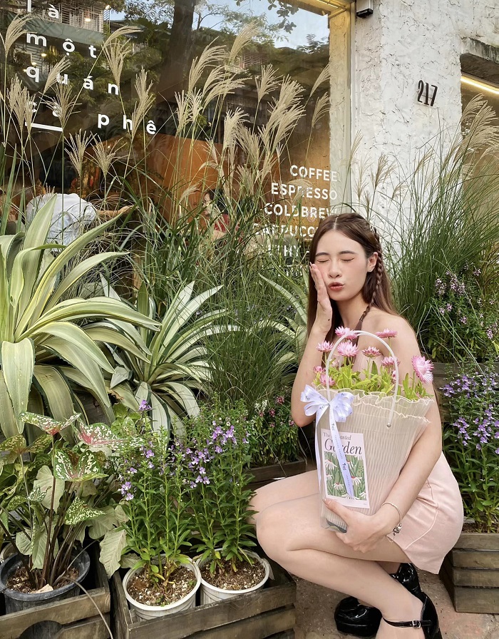 Một không gian thoáng đãng, tràn ngập cây xanh ngay tại Quán cà phê đẹp ở Quận Cầu Giấy Hà Nội