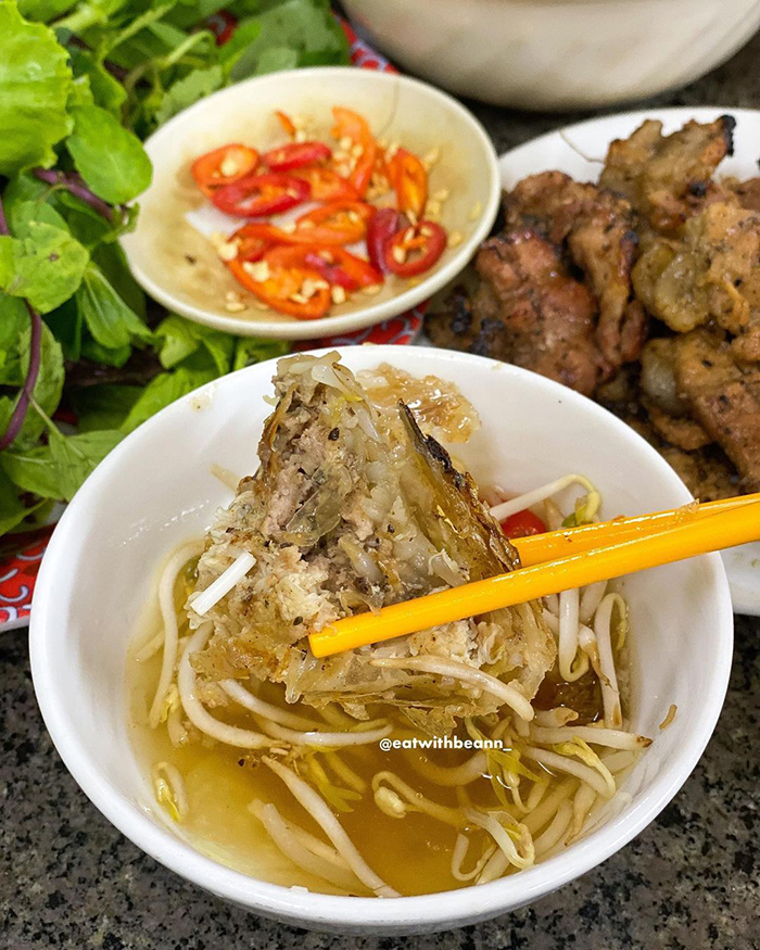 Thưởng thức món ăn tại quán nem cua bể ngon ở hải phòng