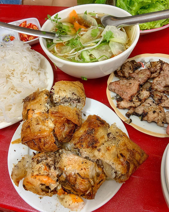 Cách ăn nem cua bể đúng chuẩn