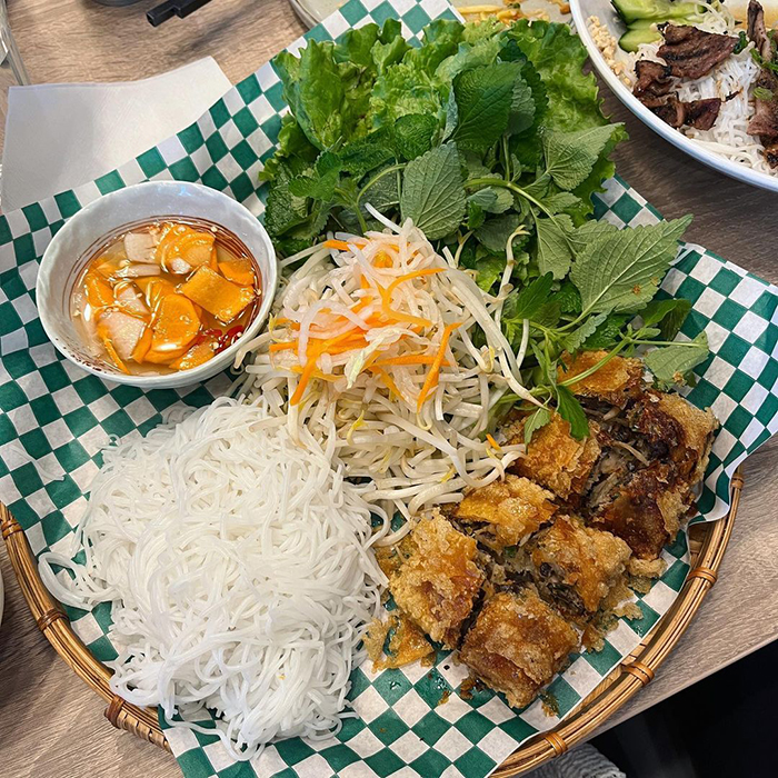 Quán nem cua bể ngon ở Hải Phòng thu hút rất nhiều khách du lịch đến hải phòng