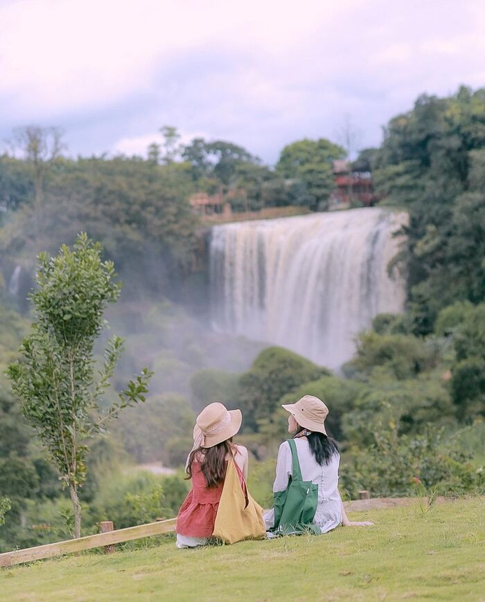 thác Voi Đà Lạt có chiều cao hơn 30m và chiều rộng khoảng 20m