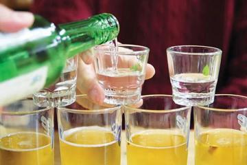 Bạn đã biết cách uống rượu soju chuẩn như người Hàn? Những sự thật thú vị về soju