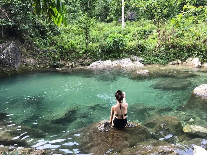 Suối Nặm Chấn xanh biếc, trong veo thu hút khách du lịch thung lũng Lâm Thượng Yên Bái