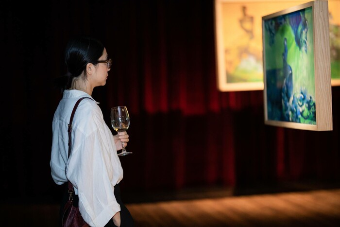 không gian triển lãm tháng 7 ở TP HCM được chia làm 2 mảng đối lập ấn tượng