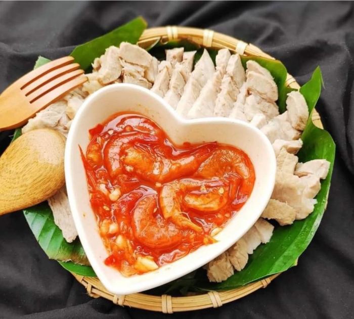 món ngon mùa mưa ở Huế thịt luộc tôm chua