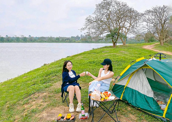 Nhiều bạn trẻ tìm về đầm Vân Trì để cắm trại khi du lịch Đông Anh Hà Nội
