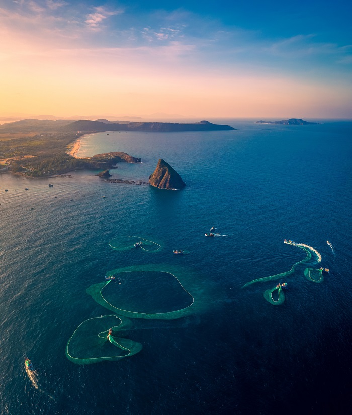 Nhìn từ trên cao, khung cảnh mùa lưới vây cá cơm Hòn Yến Phú Yên Đắk Lắk tạo nên vẻ đẹp tuyệt vời cho biển cả