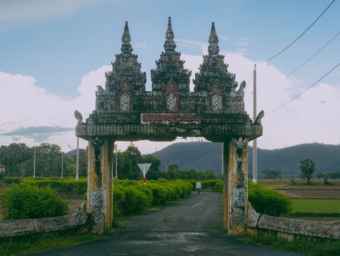 Nhưng đẹp nhất ở Tri Tôn, vẫn là con người. Những người nông dân Khmer, Kinh, Chăm hiền hậu, chất phác, sống chan hòa giữa các bản làng.