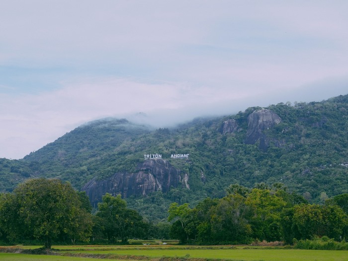 Những dãy núi ở Tri Tôn An Giang không chỉ hùng vĩ mà còn mang vẻ đẹp bí ẩn, linh thiêng, đặc biệt khi sương sớm phủ nhẹ như một tấm khăn voan, khiến từng ngọn núi như đang chìm trong mộng.
