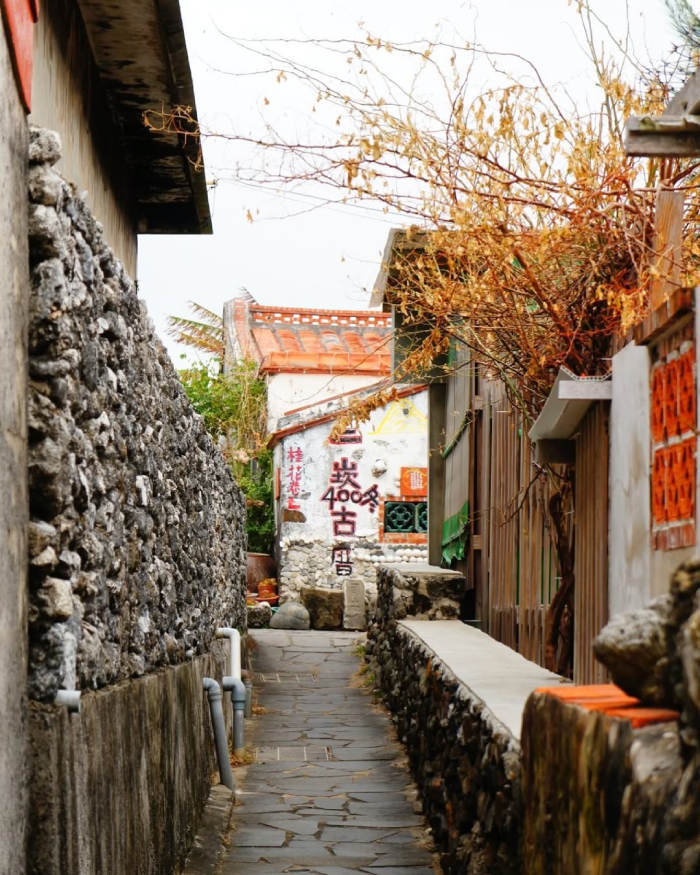 Làng cổ xinh đẹp với những con ngõ nên thơ