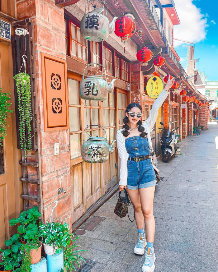 Phố cổ có kiến trúc mái ngói tường gạch đặc trưng