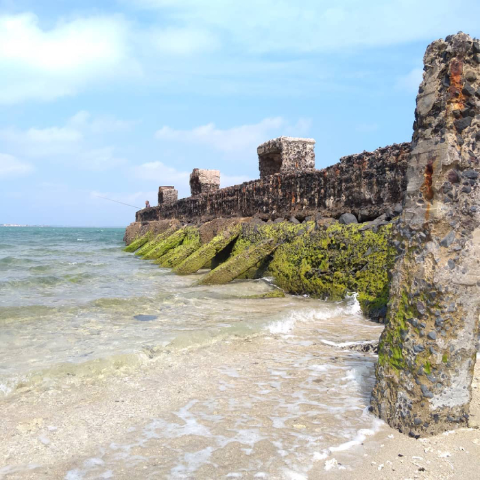 Tường thành rêu phong giữa bờ biển