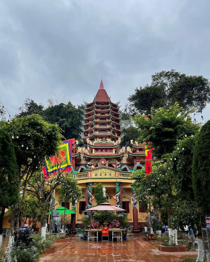 Đền Mẫu Đồng Đăng luôn tấp nập người đến dâng hương