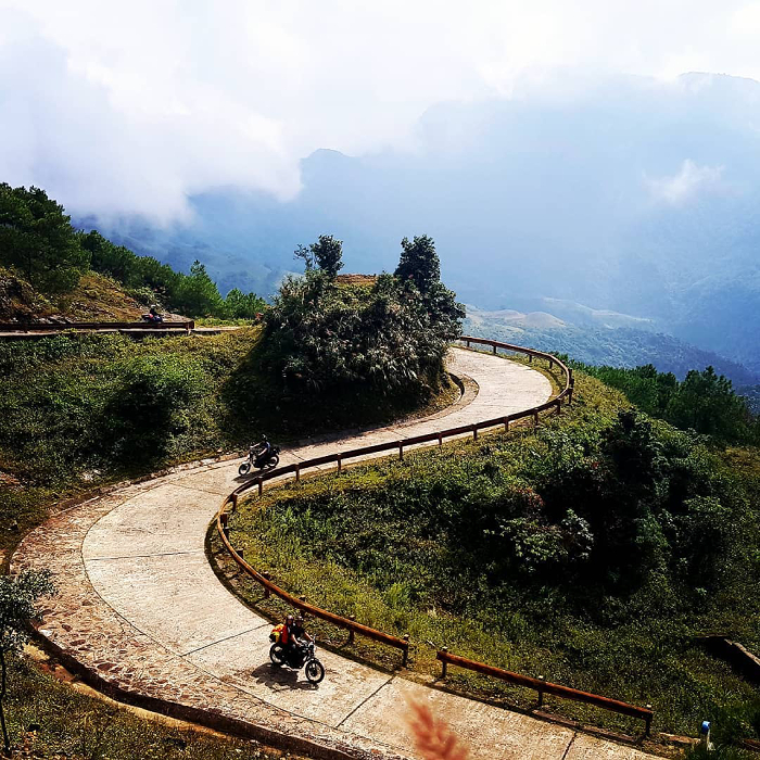 Đường lên đỉnh Mẫu Sơn quanh co mà thơ mộng